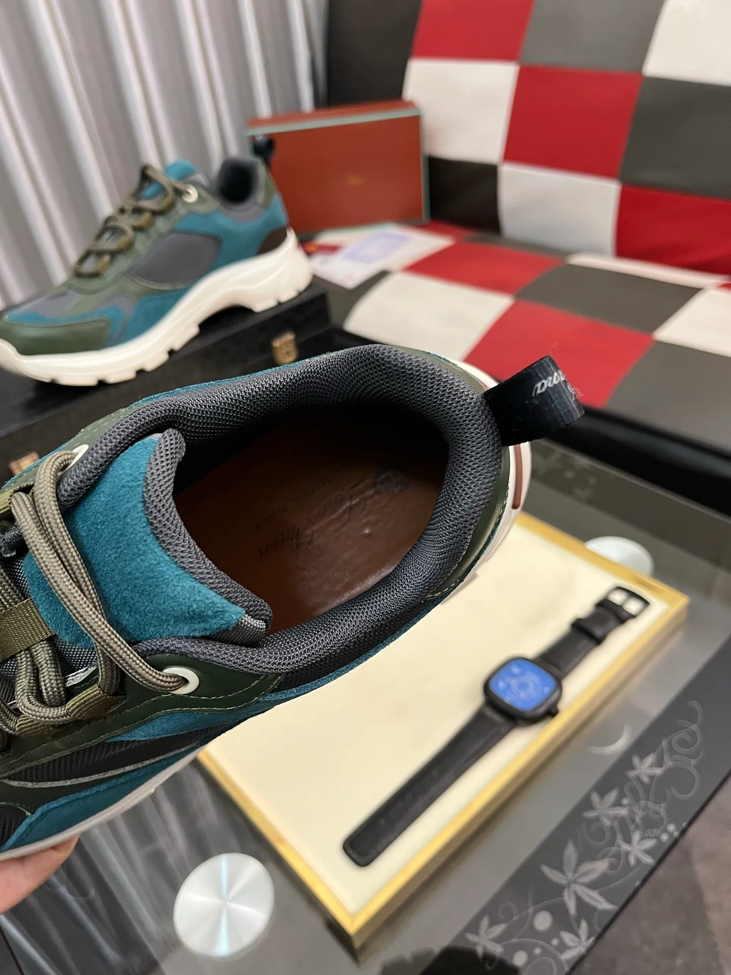 Men's shoes 💰520 ⌚️⌚️ Loro Piana's classic popular lp top version of Pili casual shoes. It turns out that these are the casual shoes that are said to be able to walk 20,000 steps without tiring your feet. This pair has both good looks and feel. You will be completely lost as soon as you step on it ~ The minimalist design is eye-catching and durable, and it is a bonus for dressing. The soft feeling on the feet has outstanding texture, and it is very nice without abrasion on the feet. The soft and waxy soles make it easy to wear for daily use for a long time. Who can resist a pair of versatile and good-looking loafers? Don't be too elegant at all, the feel and texture of the feet are good, the key is to make the legs look longer and not tire the feet, the main thing is that it is just right!        Material: Original cowhide Lining: Original sheepskin Outsole: Original sole Size: 38-44